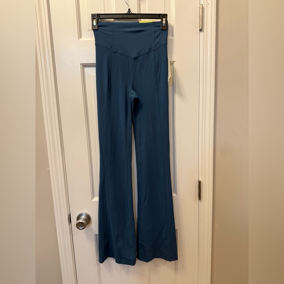 All In Motion Everyday Soft Ultra High Rise Full Length Flare Leggings X-Small - Picture 4 of 6